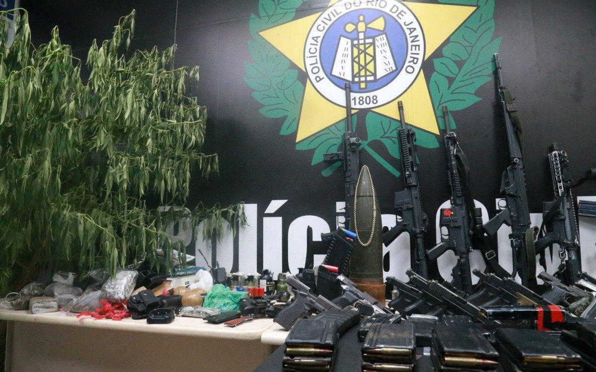 Cidade da Pol&iacute;cia - Presos e apreens&otilde;es da Opera&ccedil;&atilde;o da Pol&iacute;cia Civil na comunidade do Jacarezinho que deixou 25 mortos. Essa foi a a&ccedil;&atilde;o mais letal da policia em uma comunidade do Rio de Janeiro. Fuzil e Bala de Canh&atilde;o