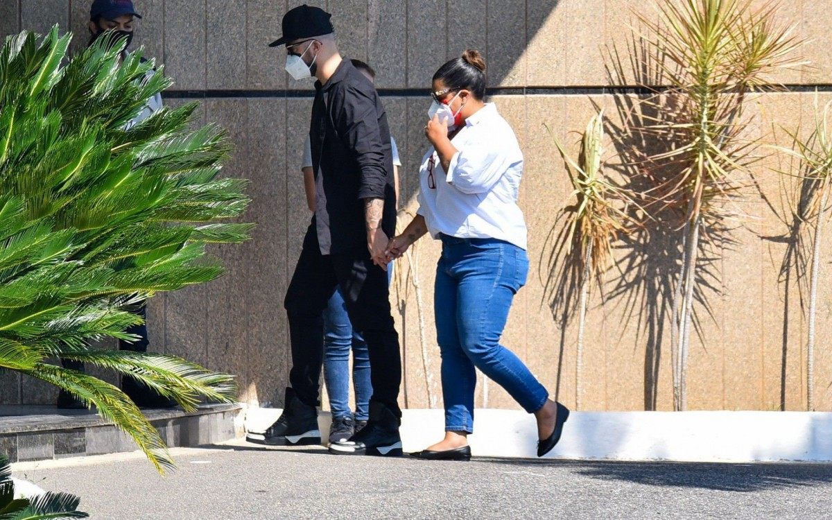 Preta Gil e o marido, Rodrigo Godoy, chegam ao velório de Paulo Gustavo