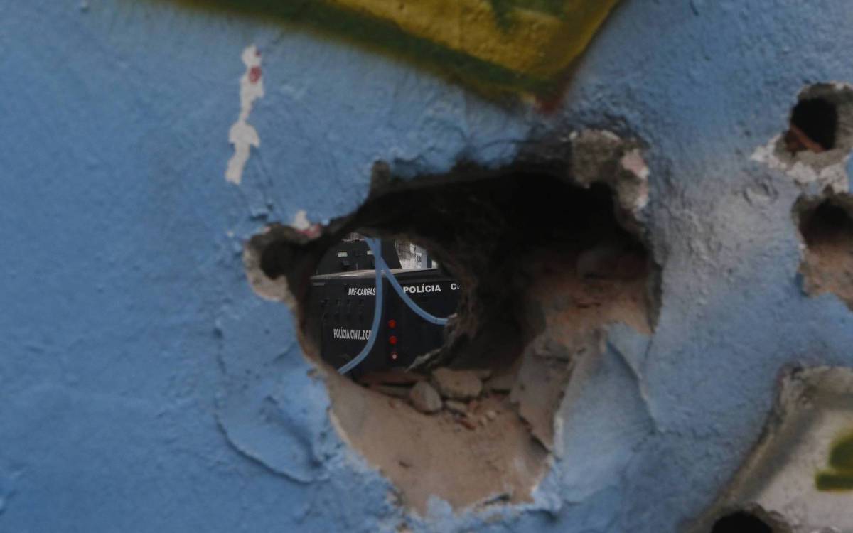 Policial pode ter sido atingido por bala que partiu de barricada montada por criminosos