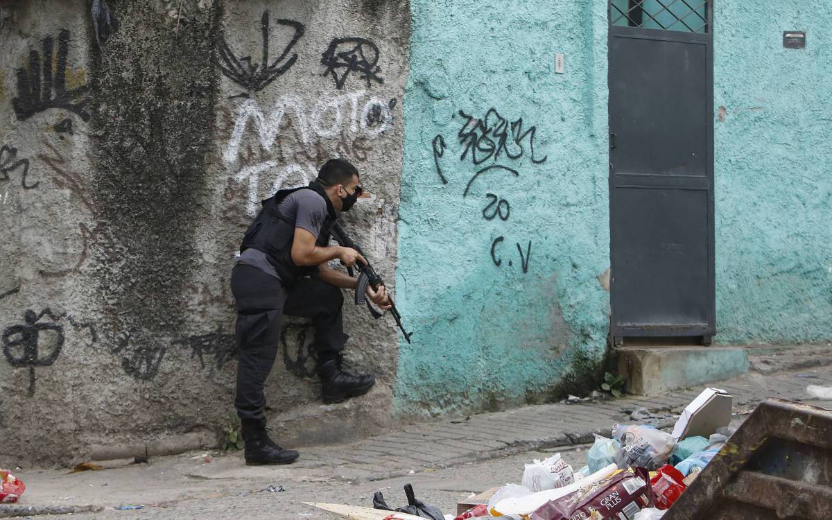 Policia - Policiais civis fizeram uma opera&Atilde;&sect;ao na favela do Jacarezinho, na zona norte, na manha de hoje. Pelo menos 25 mortos ate o momento e entre as vitimas fatais esta um policial civil. Opera&Atilde;&sect;ao e realizada para prender traficantes que aliciam menores de idade para o crime.