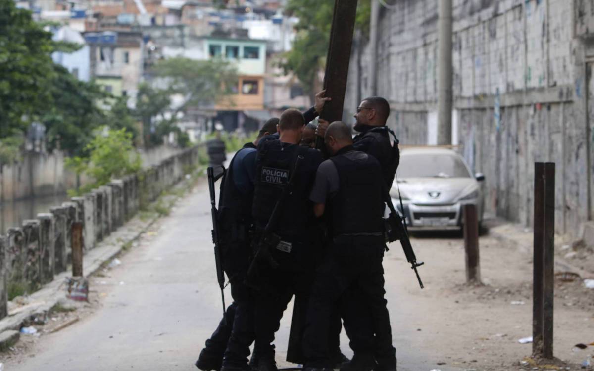 Policia - Policiais civis fizeram uma opera&ccedil;ao na favela do Jacarezinho, na zona norte, na manha de hoje. Pelo menos 25 mortos ate o momento e entre as vitimas fatais esta um policial civil. Opera&ccedil;ao e realizada para prender traficantes que aliciam menores de idade para o crime.