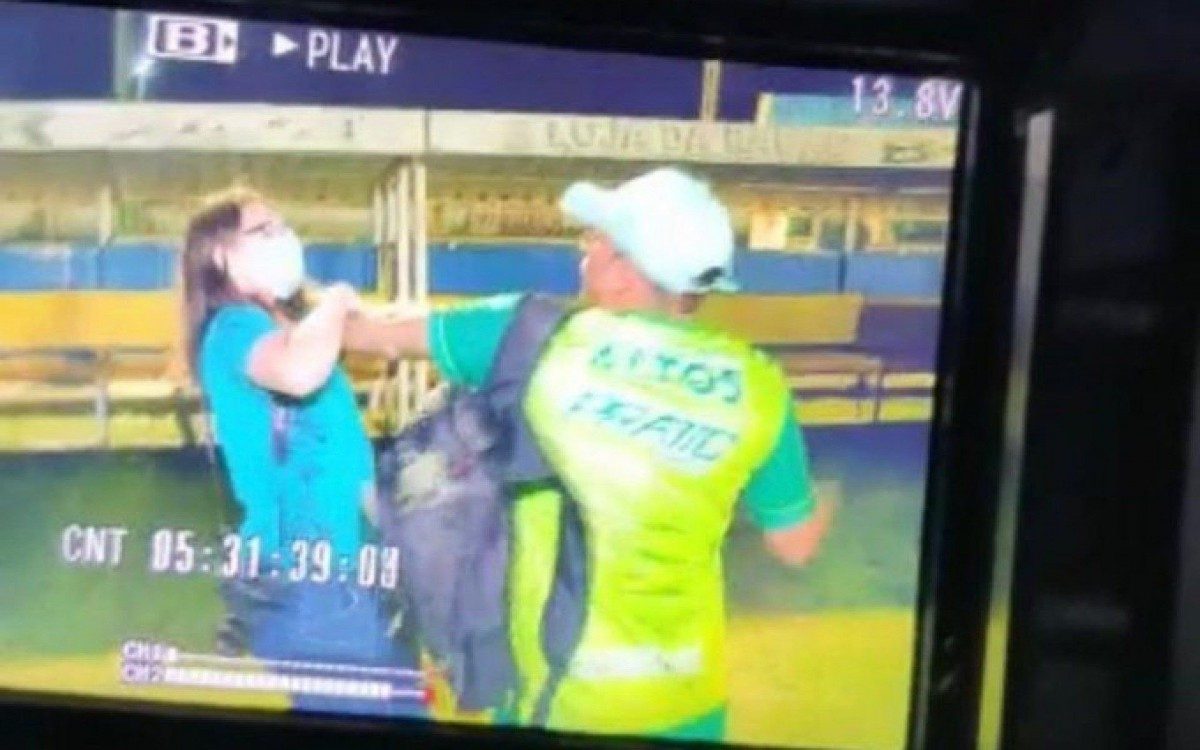 Jornalista Emanuelle Madeira foi agredida dentro de campo