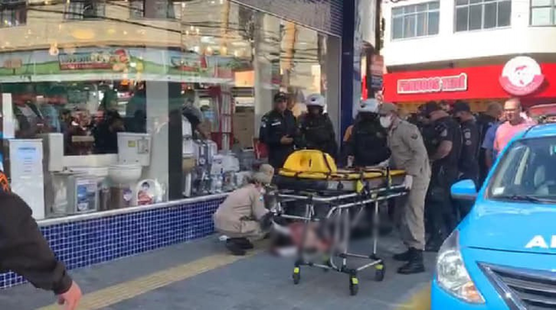 Dois suspeitos baleados em tentativa de assalto a loja em Teres&oacute;polis nesta quinta-feira