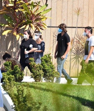 Tat&aacute; Werneck e Rafa Vitti no vel&oacute;rio do ator Paulo Gustavo - Ag. News