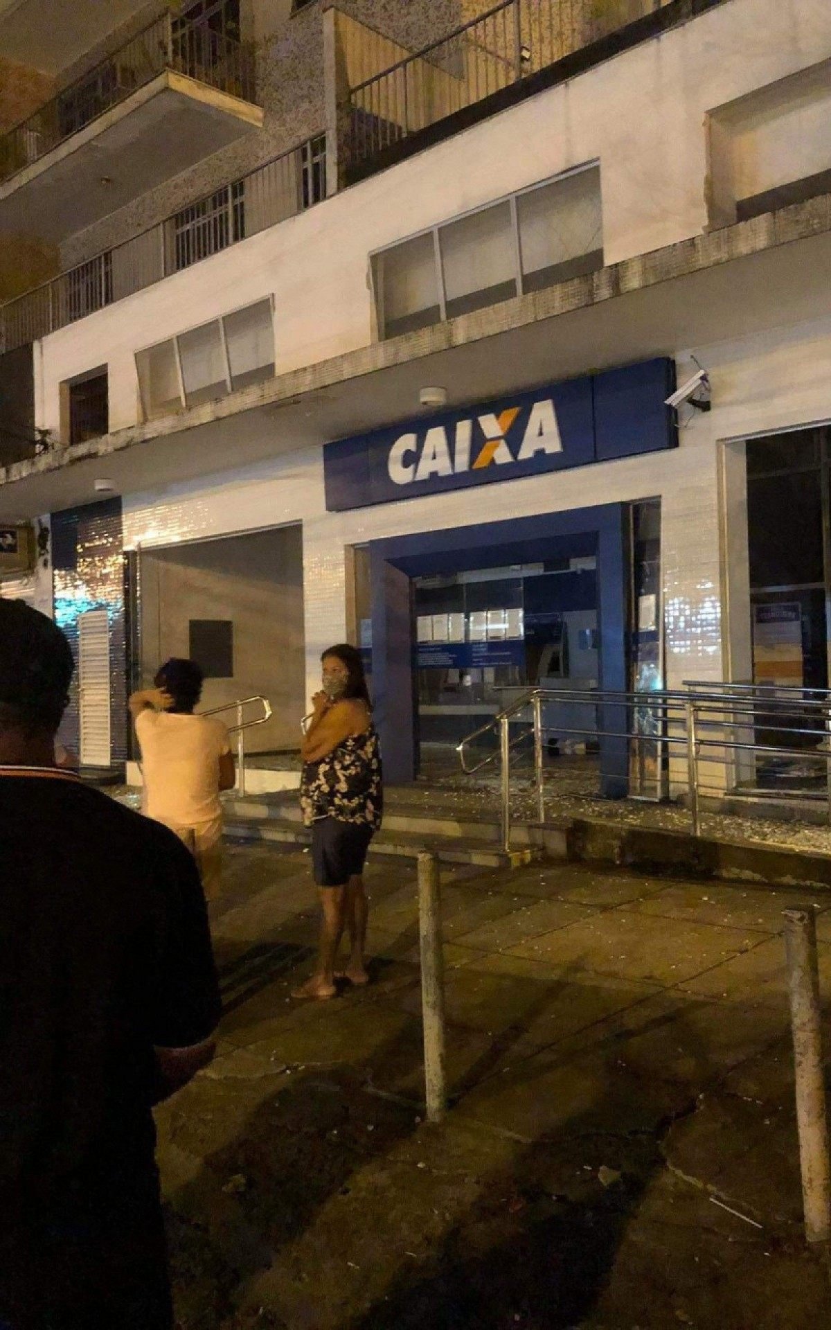 Criminosos explodem agência da Caixa Econômica Federal, na Zona Norte do Rio de Janeiro - Divulgação