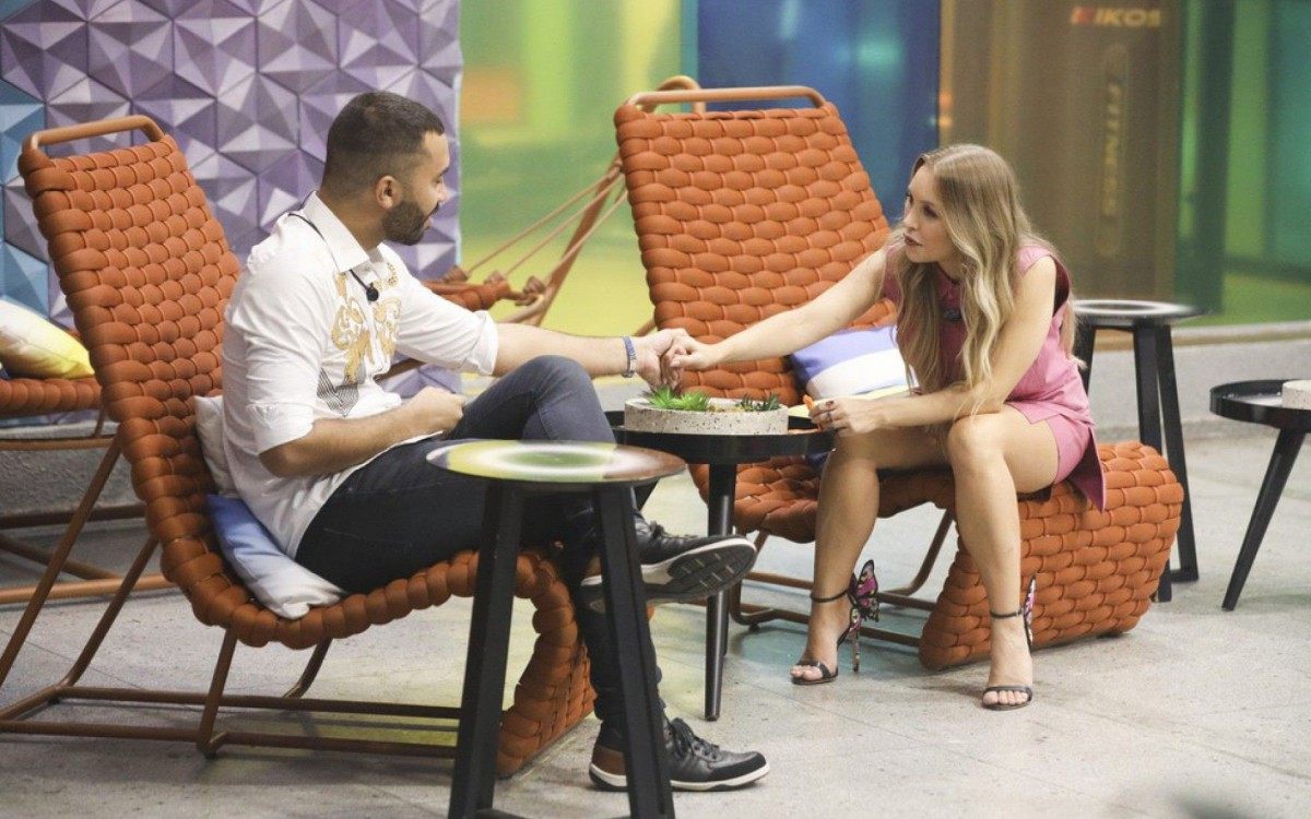 Muito luxo! Carla Diaz ostenta sapato de quase R$6 mil em reencontro com  ex-BBBs | BBB | O Dia