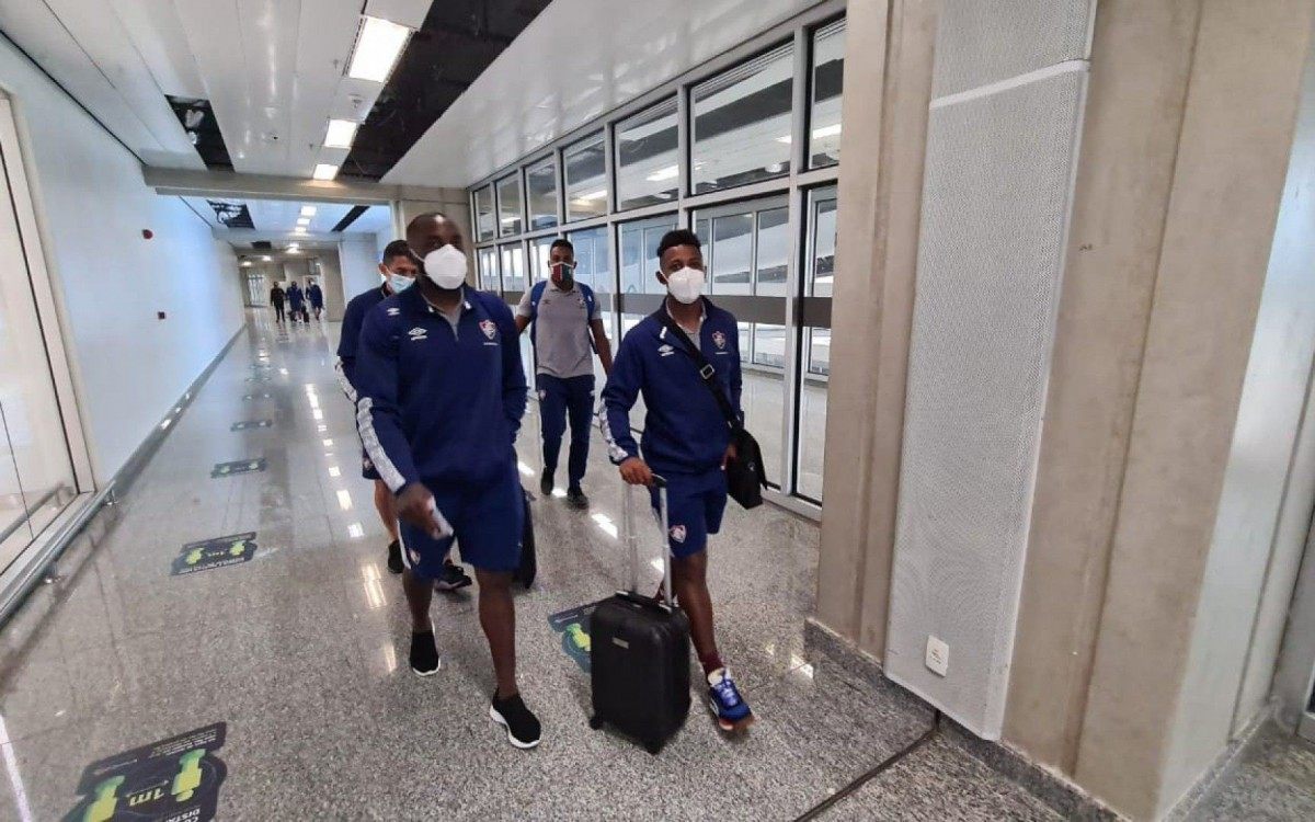 Jogadores do Fluminense desembarcam no Aeroporto do Gale&atilde;o, no Rio