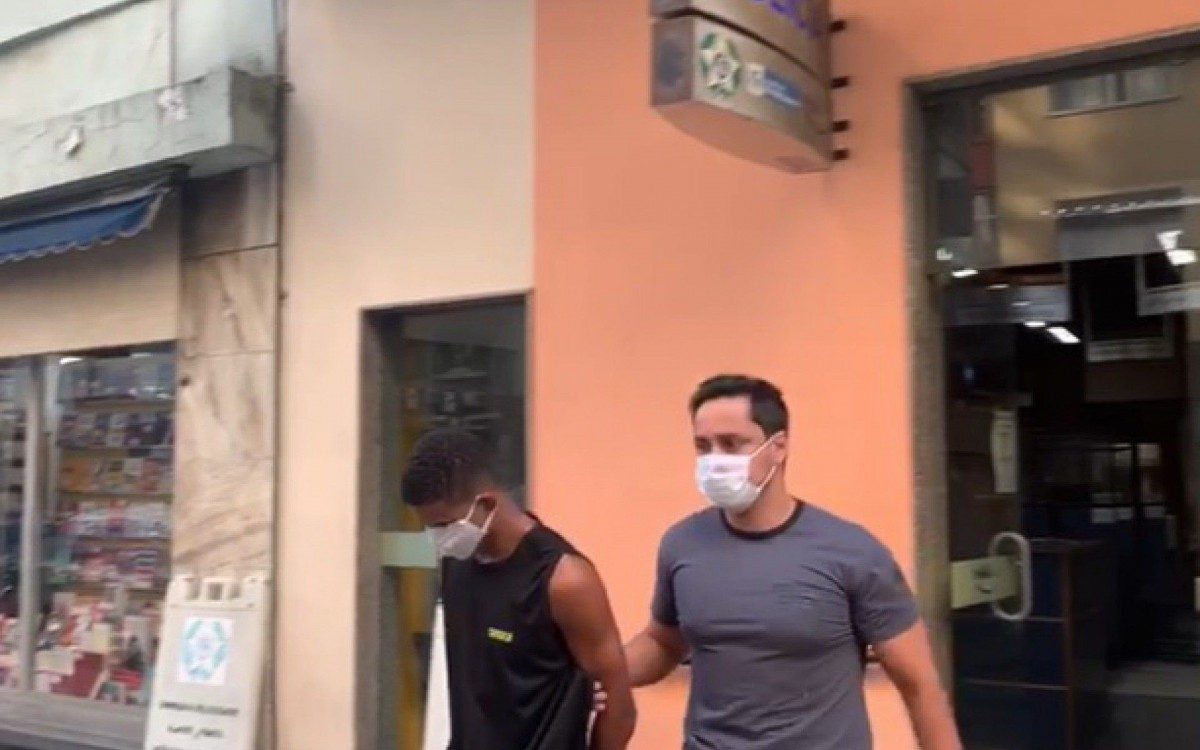 Pol&iacute;cia prende homem apontado como integrante do tr&aacute;fico da comunidade Pav&atilde;o Pav&atilde;ozinho