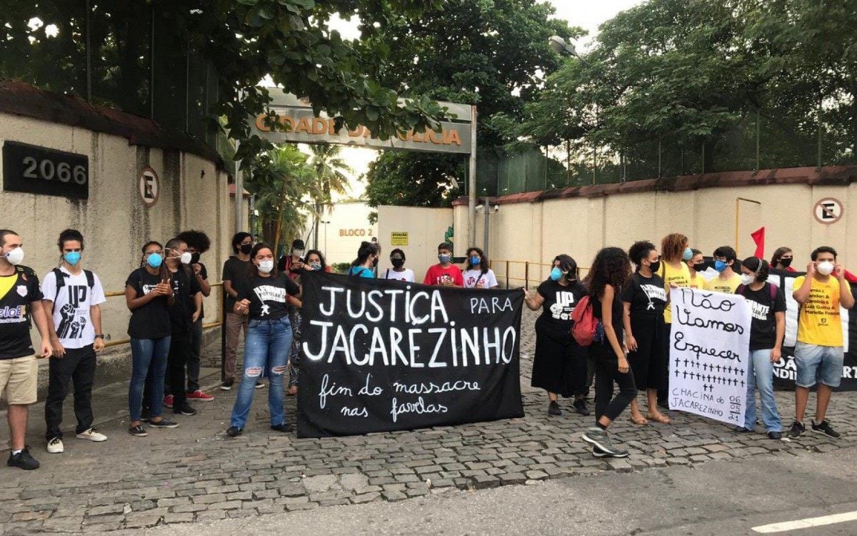 Moradores fazem protesto na cidade da polícia após operação no Jacarezinho - Reprodução/WhatsApp O Dia (21 98762-8248)