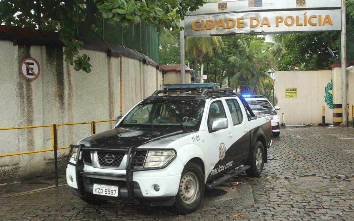 Viaturas da Polícia Civil saem em comboio até enterro de policial civil morto em operação no Jacarezinho - Estefan | O Dia