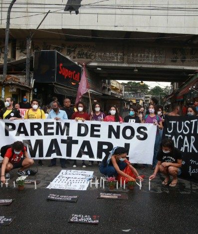 Revoltados com a quantidade de vítimas, manifestantes protestaram na entrada da favela 
