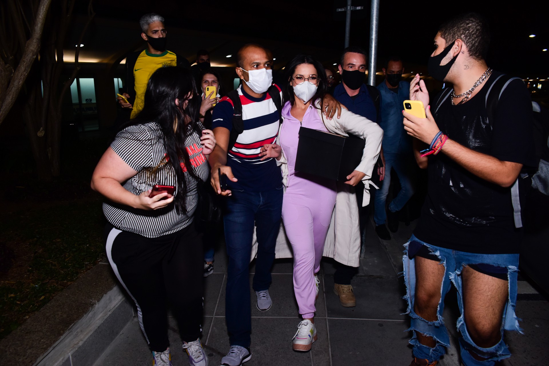 Juliette causa alvoroço ao desembarcar no aeroporto de Congonhas, em São Paulo, na noite desta quinta-feira - Ag. News