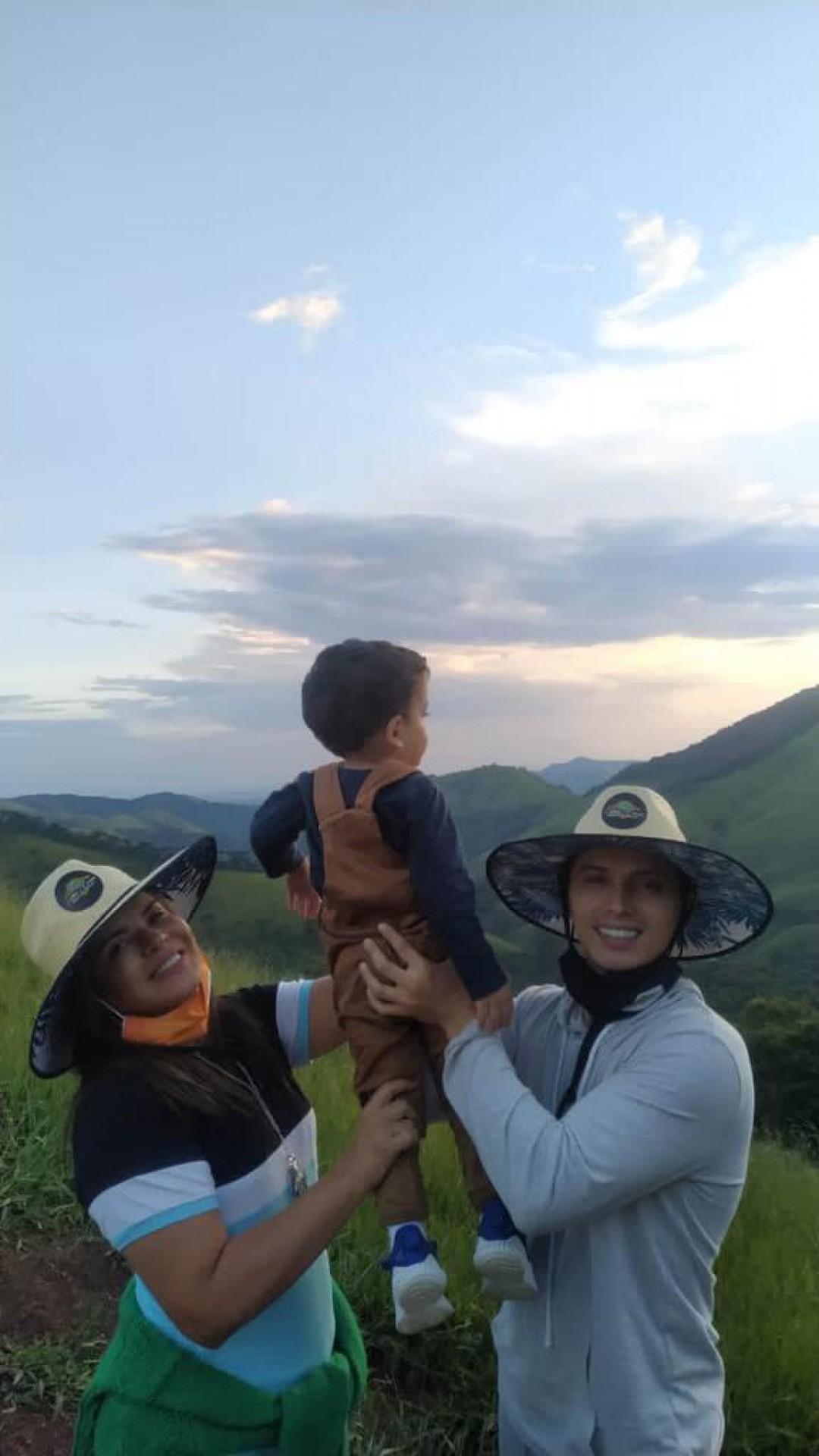 Mara Maravilha, o marido Gabriel Torres e o filho Benjamin 