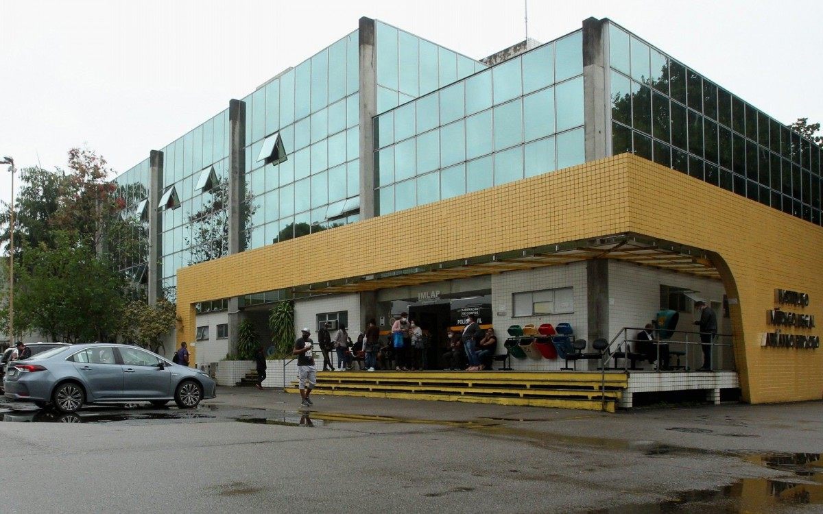 Familiares de homens mortos no Jacarezinho no IML para a libera&ccedil;&atilde;o dos corpos neste s&aacute;bado