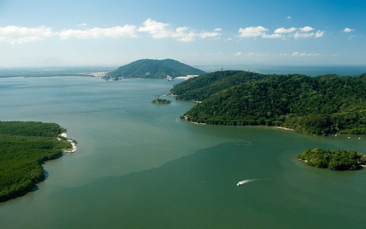 Vista &aacute;rea da Ilha de Itacuru&ccedil;&aacute; &agrave; direita, Ilha da Madeira ao fundo e manguezal &agrave; esquerda