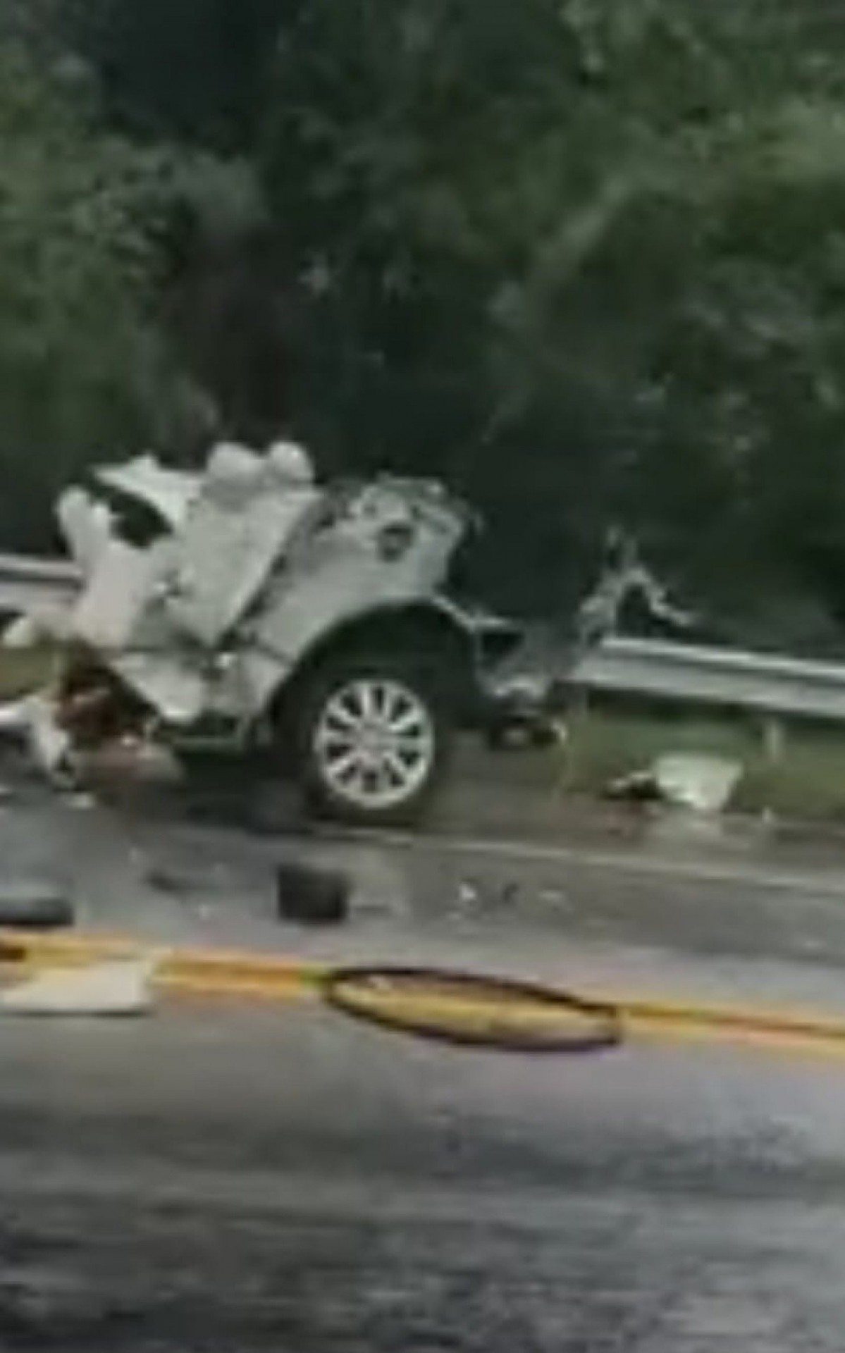 Acidente entre carreta e carro de passeio na BR 101, altura do km 174