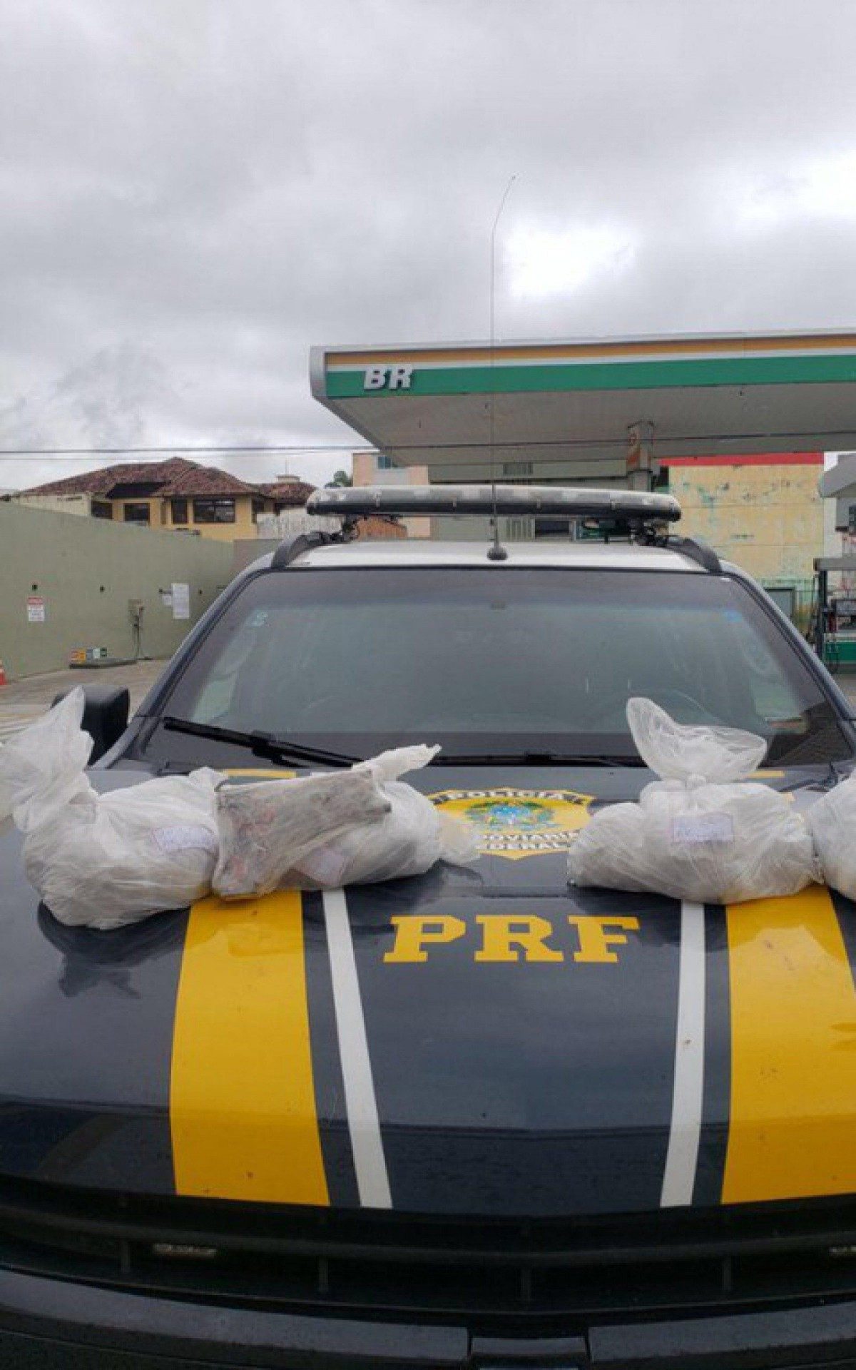 PRF prende motorista com arma e 1500 muni&ccedil;&otilde;es de fuzil em Casimiro de Abreu