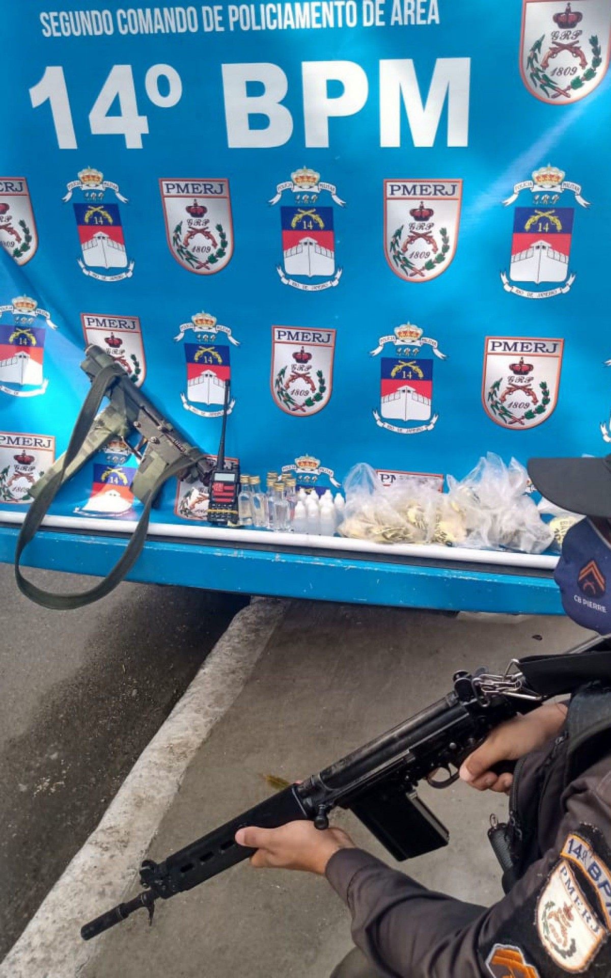 Submetralhadora, drogas e r&aacute;dio transmissor foram apreendidos pelos policiais do 14&ordm;BPM (Bangu)