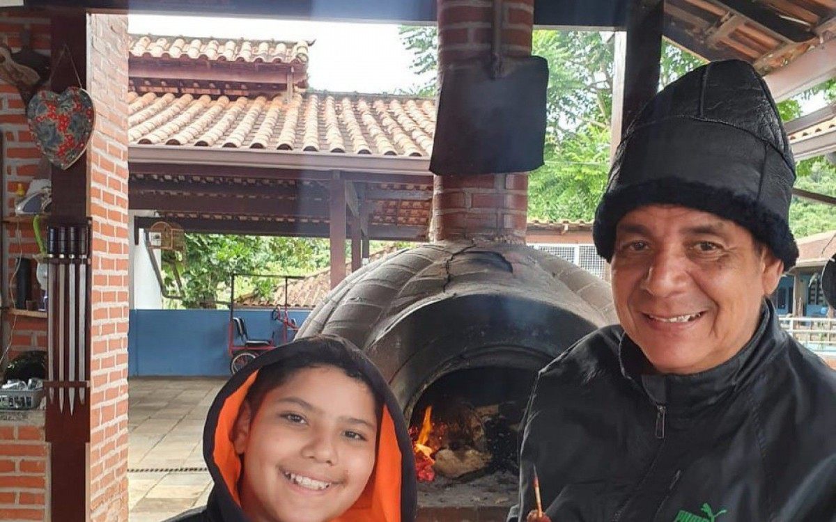 Zeca Pagodinho e o neto Noah