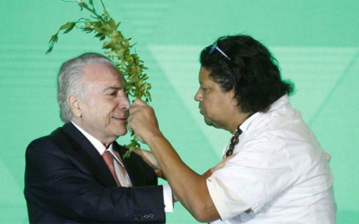 Uz&ecirc;da e o ex-presidente Michel Temer durante um evento