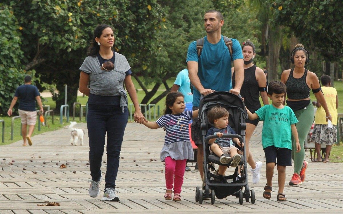 Dia das m&atilde;es com lazer pela cidade. Na foto,Mari&aacute; dos Reis em passeio com o marido e os quatro filhos no Parque do Flamengo.