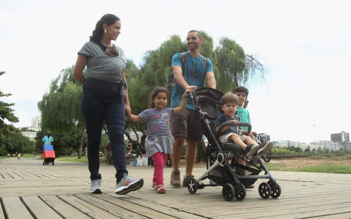 Dia das m&atilde;es com lazer pela cidade. Na foto,Mari&aacute; dos Reis em passeio com o marido e os quatro filhos no Parque do Flamengo.