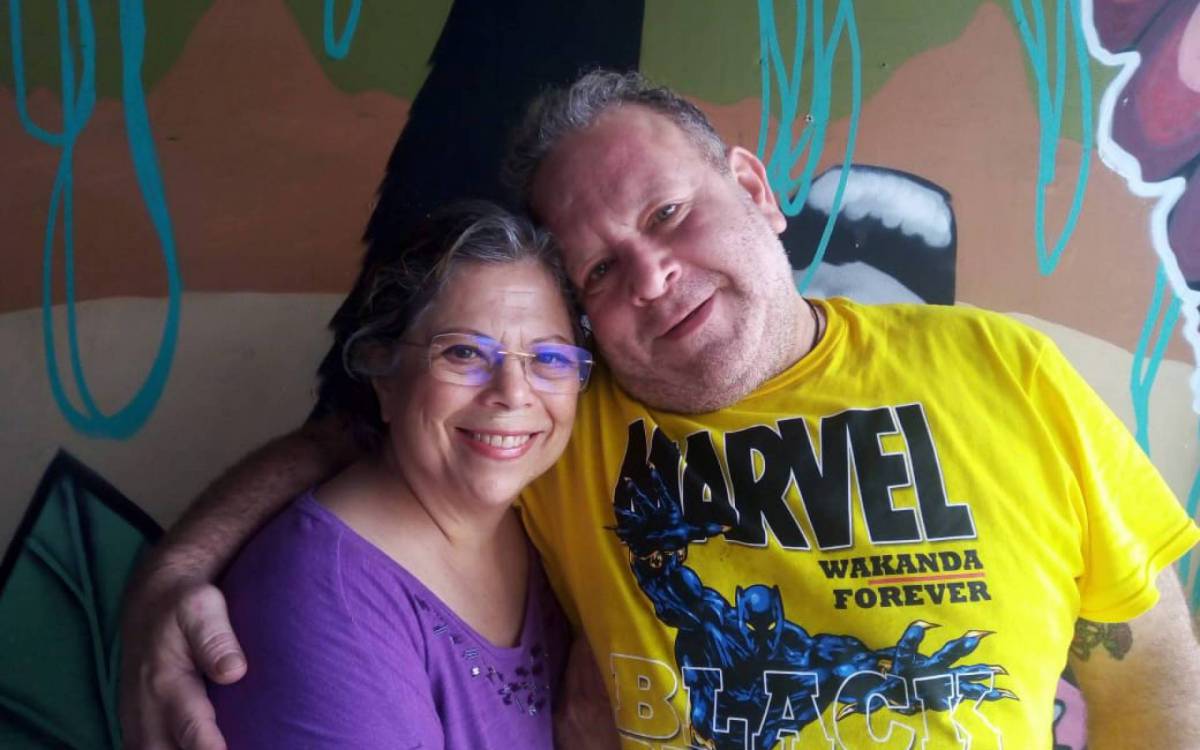 Charles Paraventi e a m&atilde;e, Ana Carolina