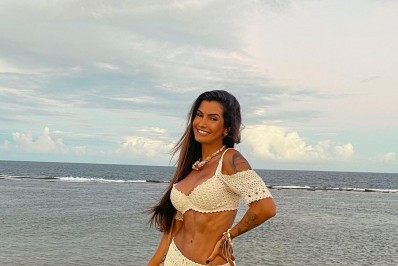 'A Fazenda': Marina Ferrari aprende a varrer chão e comemora: 'mãe, aprendi'