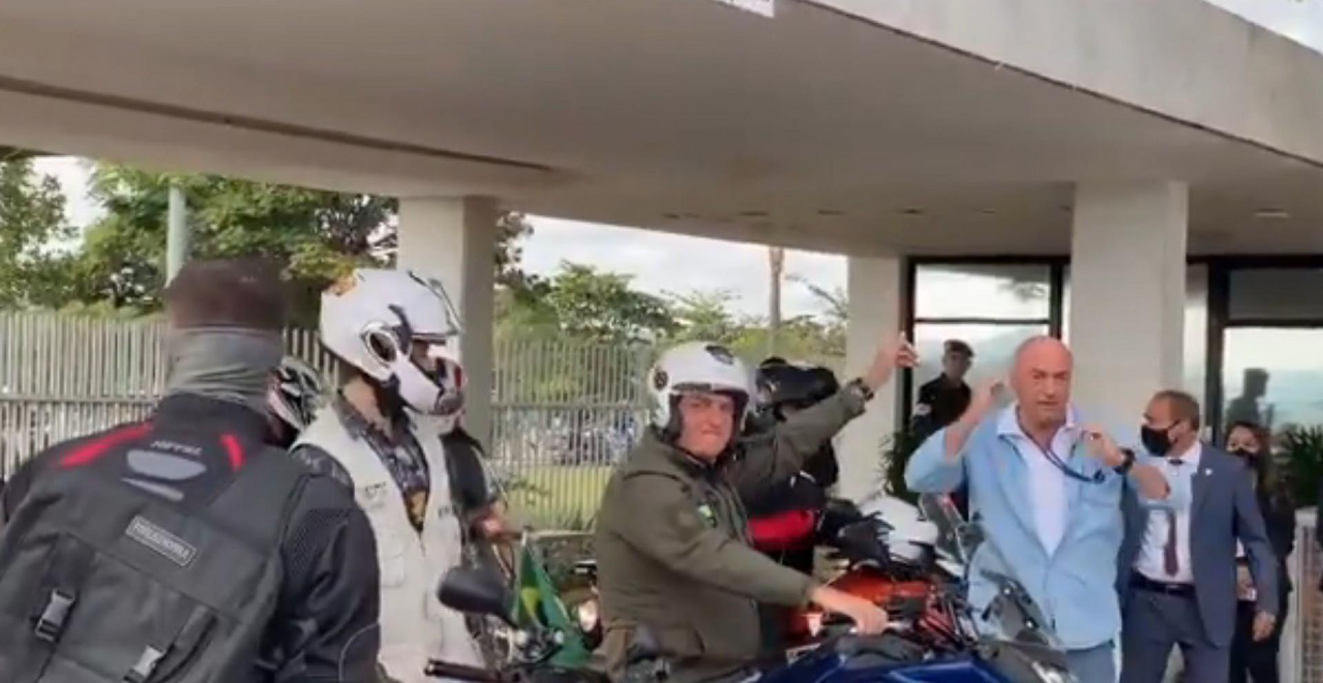 V&iacute;deo: Bolsonaro causa nova aglomera&ccedil;&atilde;o e volta a defender 'voto audit&aacute;vel'