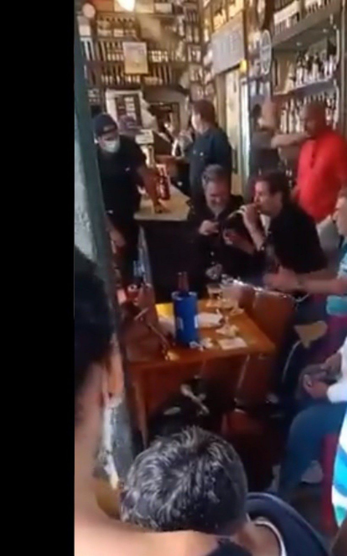Prefeito Eduardo Paes é flagrado em roda de samba dentro de bar no Centro do Rio