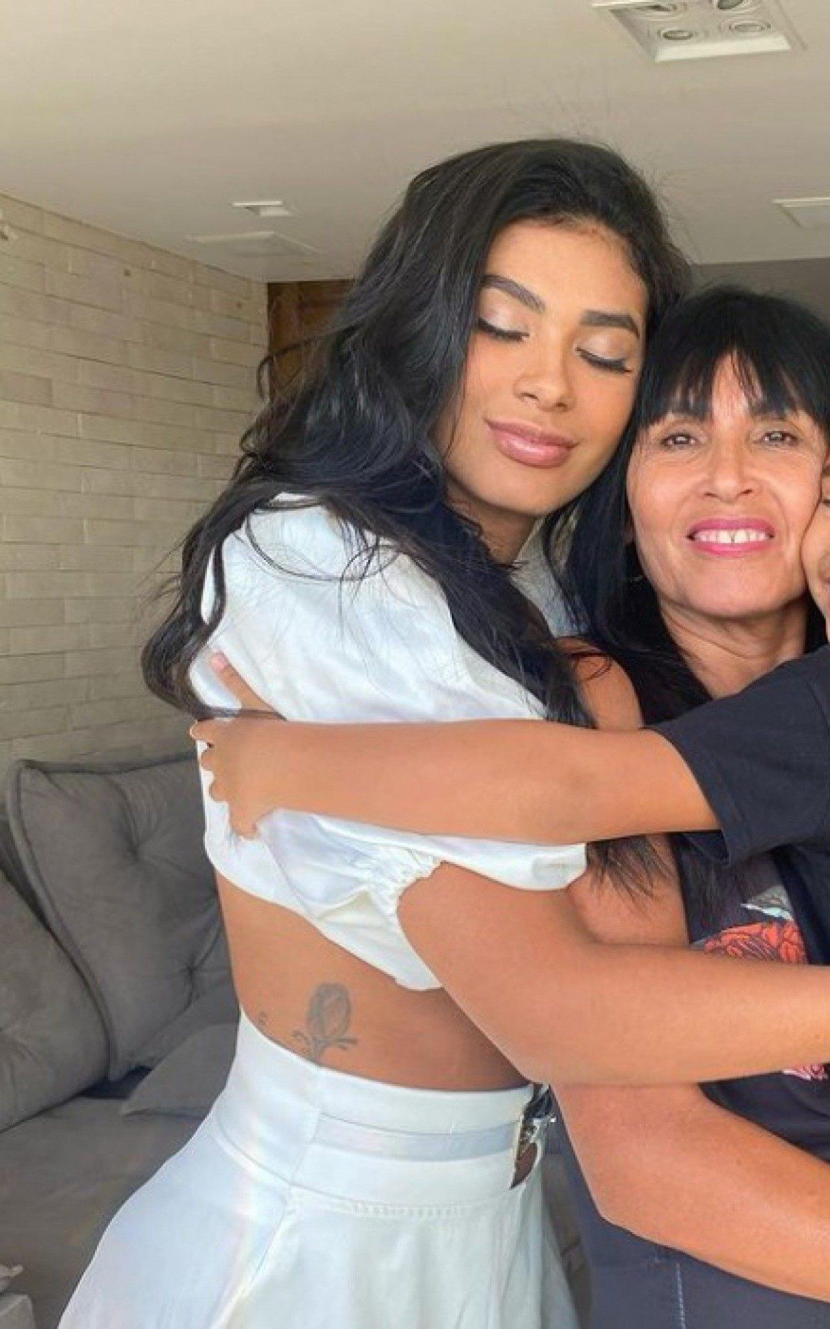 Pocah posa com a m&atilde;e e a filha
