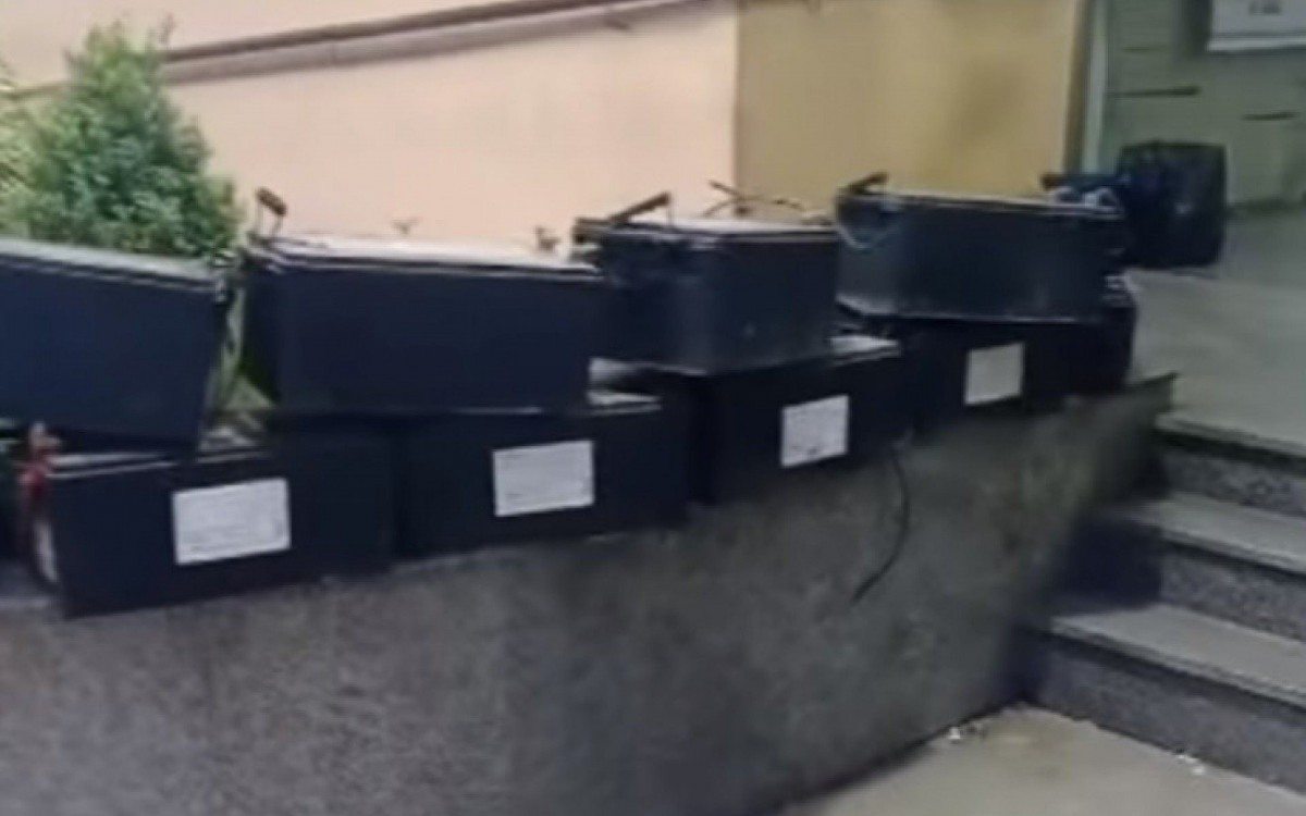 Homem &eacute; preso com 11 baterias de pain&eacute;is solares em Meriti