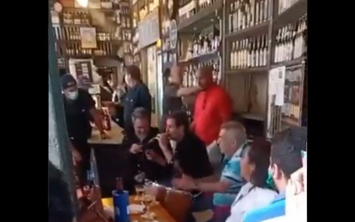 Prefeito Eduardo Paes é flagrado em roda de samba dentro de bar no Centro do Rio