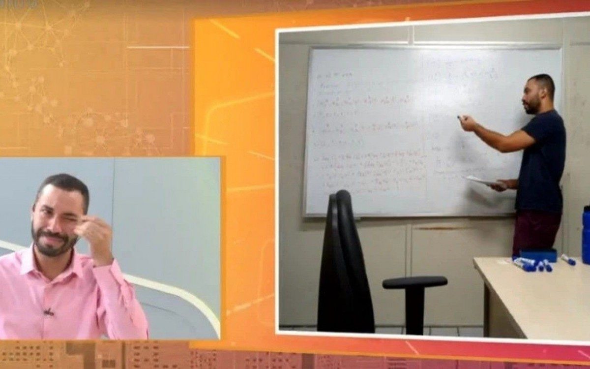 Ex-BBB Gilberto recebe homenagem de ex-professor e se emociona