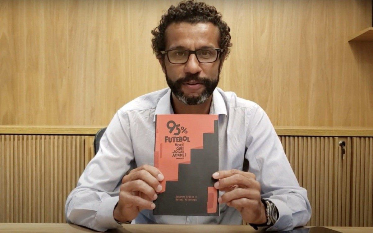 Eduardo Ara&uacute;jo, o Dudu, idealizador e coautor da obra que desvenda o mundo do futebol para al&eacute;m dos holofotes