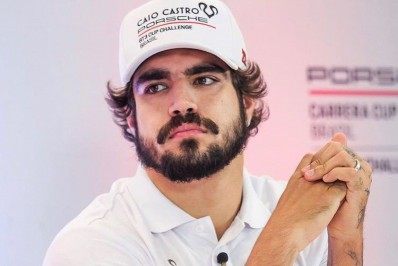 Caio Castro se arrisca na pintura para presente de Dia das Mães