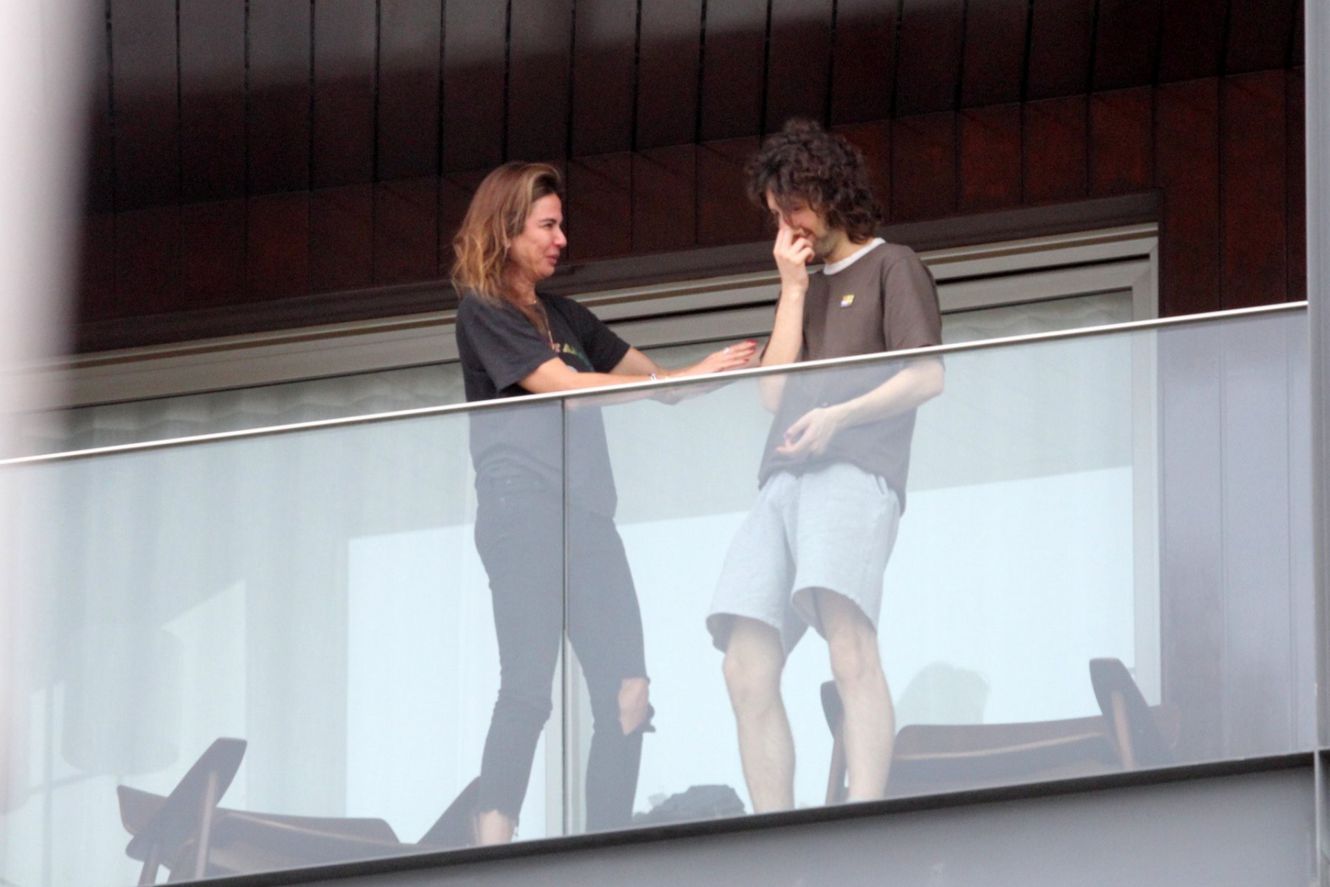 Luciana Gimenez e Lucas Jagger na varanda de hotel na Zona Sul do Rio - Ag. News