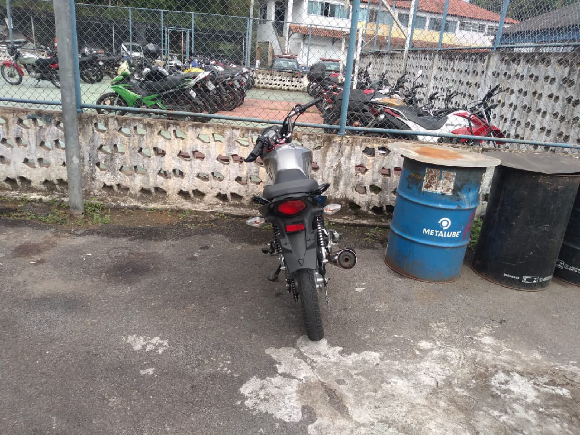 Jovem sem CNH que empinava moto &eacute; detido no Aterrado em Volta Redonda