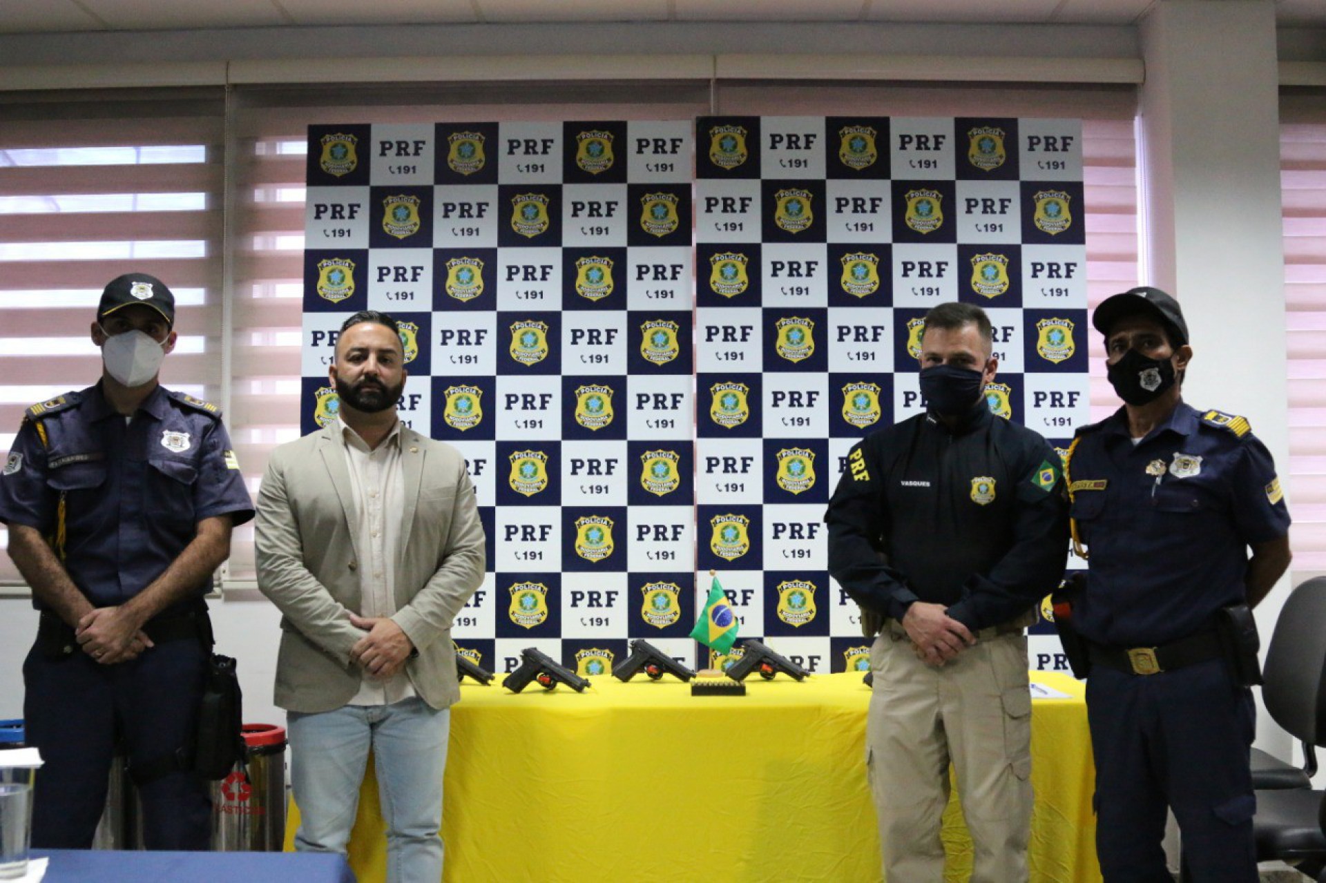 Guarda Municipal de Volta Redonda recebe doa&ccedil;&atilde;o de armas da PRF