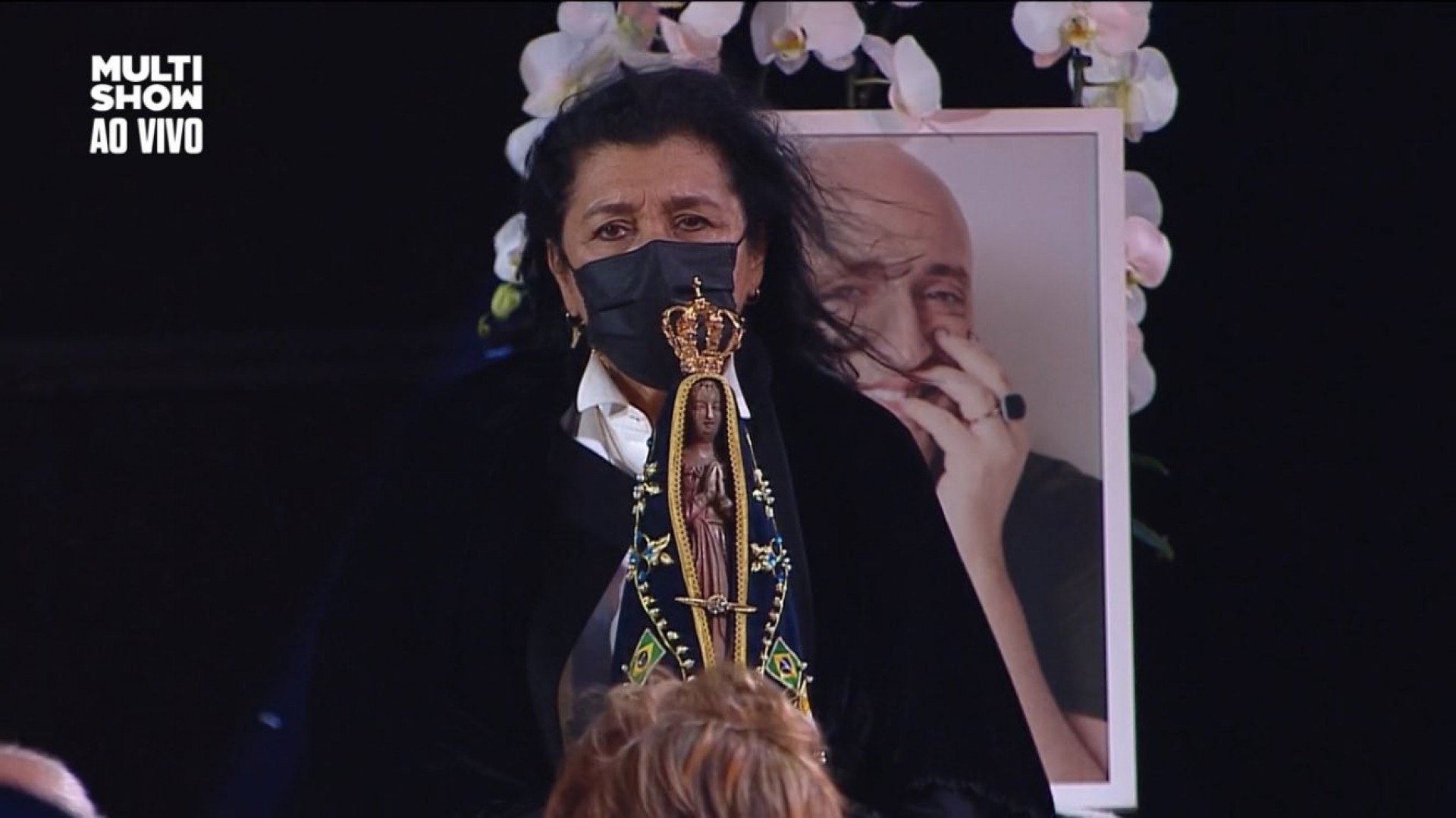 Regina Cas&eacute; se emociona ao rezar Ave Maria em missa de Paulo Gustavo