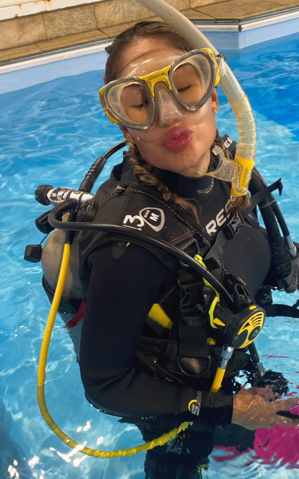 A ex-BBB Jakeline Leal em aula de mergulho 