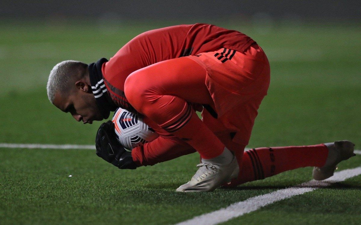 Brazil's Flamengo goalkeeper Gabriel Batista warms up before the Copa Libertadores football tournament group stage match between Chile's Union La Calera and Brazil's Flamengo at the Nicolas Chahuan Municipal Stadium in La Calera, Chile, on May 11, 2021. (Photo by PABLO SANHUEZA / POOL / AFP)
