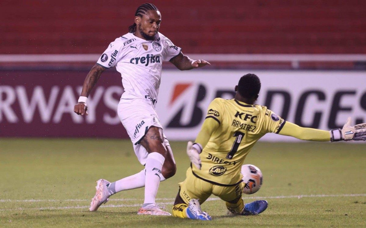 Luiz Adriano teve a chance de aumentar a vantagem do Palmeiras no duelo com o goleiro Ram&iacute;rez