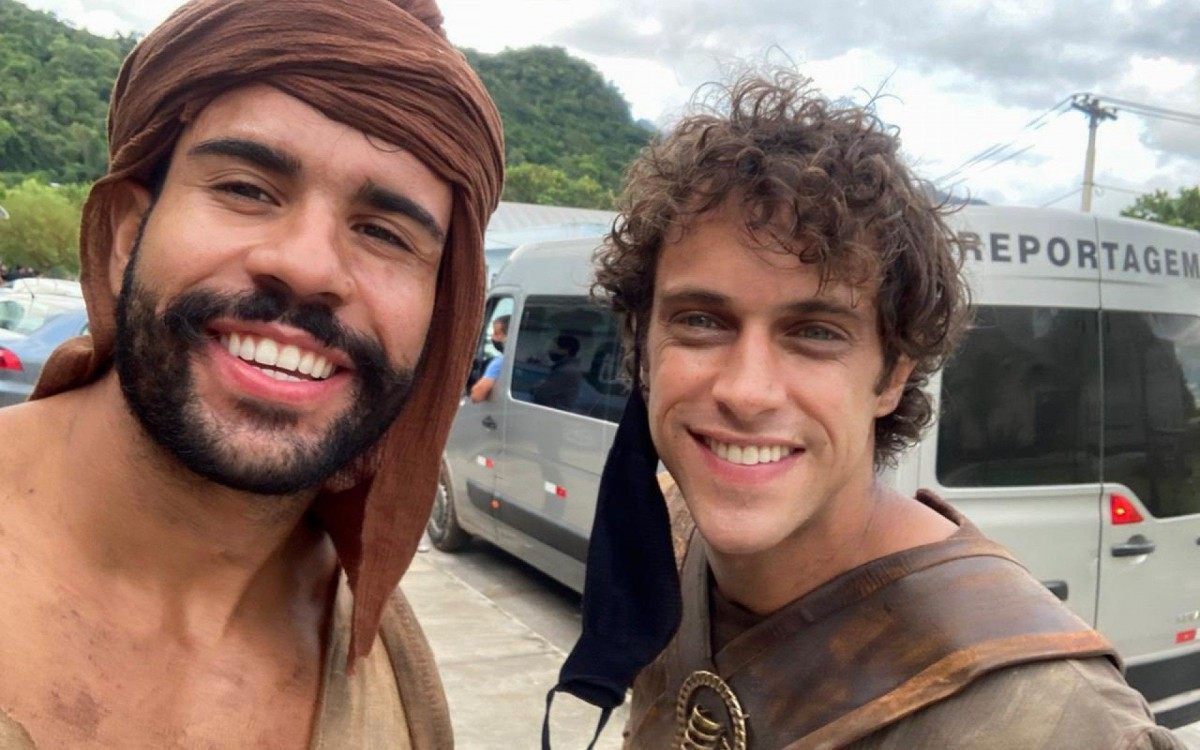 Nos sets de gravação Ale Barbanegra vem se aprimorando e observando tudo o que acontece em cena e nos bastidores.