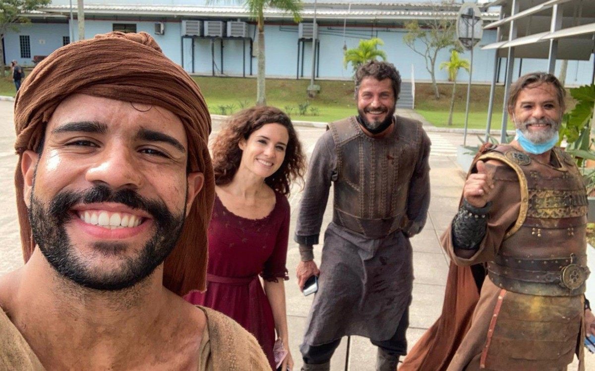 Nos sets de gravação Ale Barbanegra vem se aprimorando e observando tudo o que acontece em cena e nos bastidores.