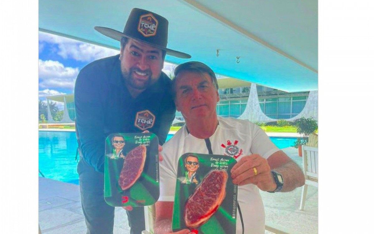 O churrasqueiro contratado veio de Bel&eacute;m do Par&aacute;, e atende pelo apelido Tch&ecirc;, ou por "churrasqueiro dos artistas"