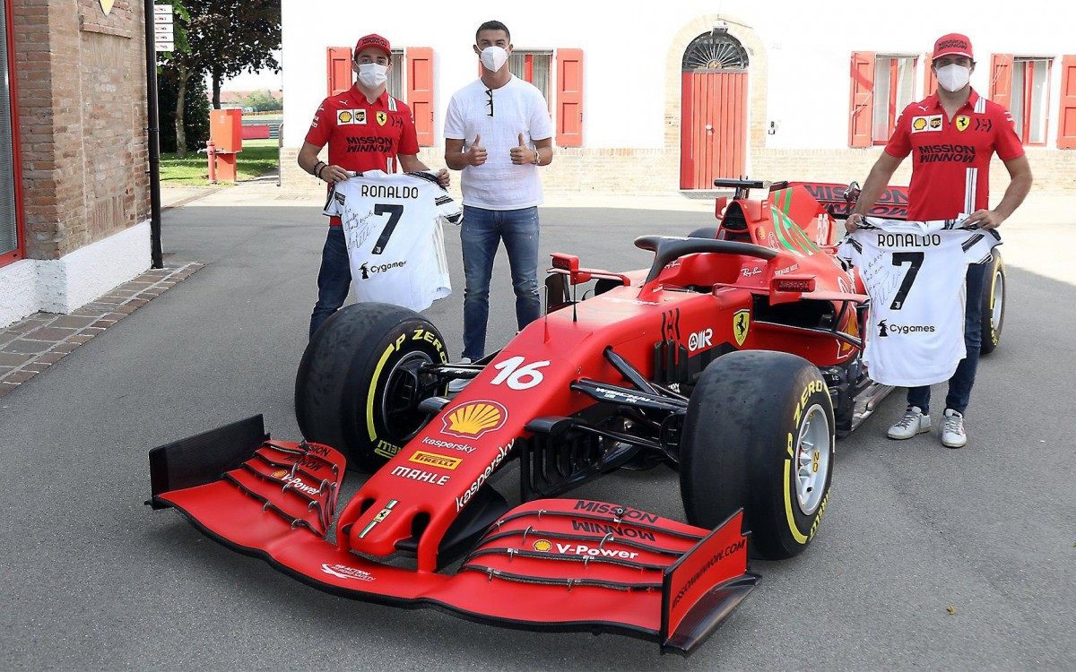 Cristiano Ronaldo se encontrou com os pilotos da Ferrari Carlos Sainz Jr. e Charles Leclerc