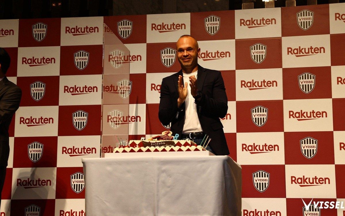 Iniesta ganhou um bolo para celebrar seu anivers&aacute;rio e a renova&ccedil;&atilde;o de contrato 