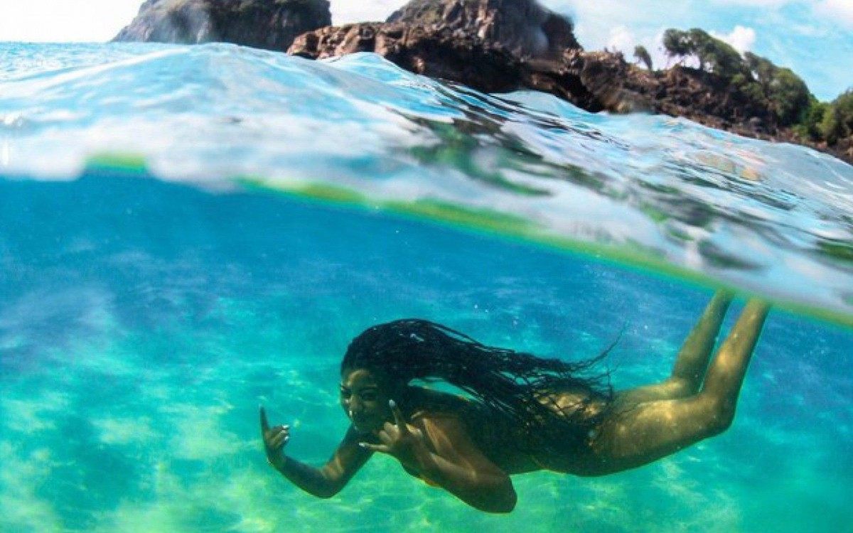Ludmilla e Brunna Gonçalves em Fernando de Noronha