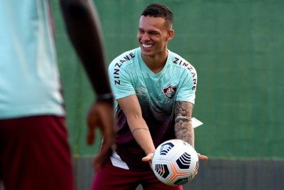 Lateral celebra nova chance como titular do Fluminense: 'Estou preparado'